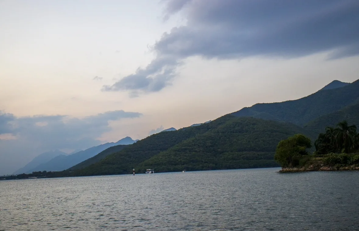 Atardecer sobre un lago en locación de sesión